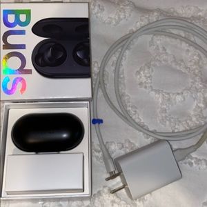 Samsung buds with box,charger and it’s adjustable